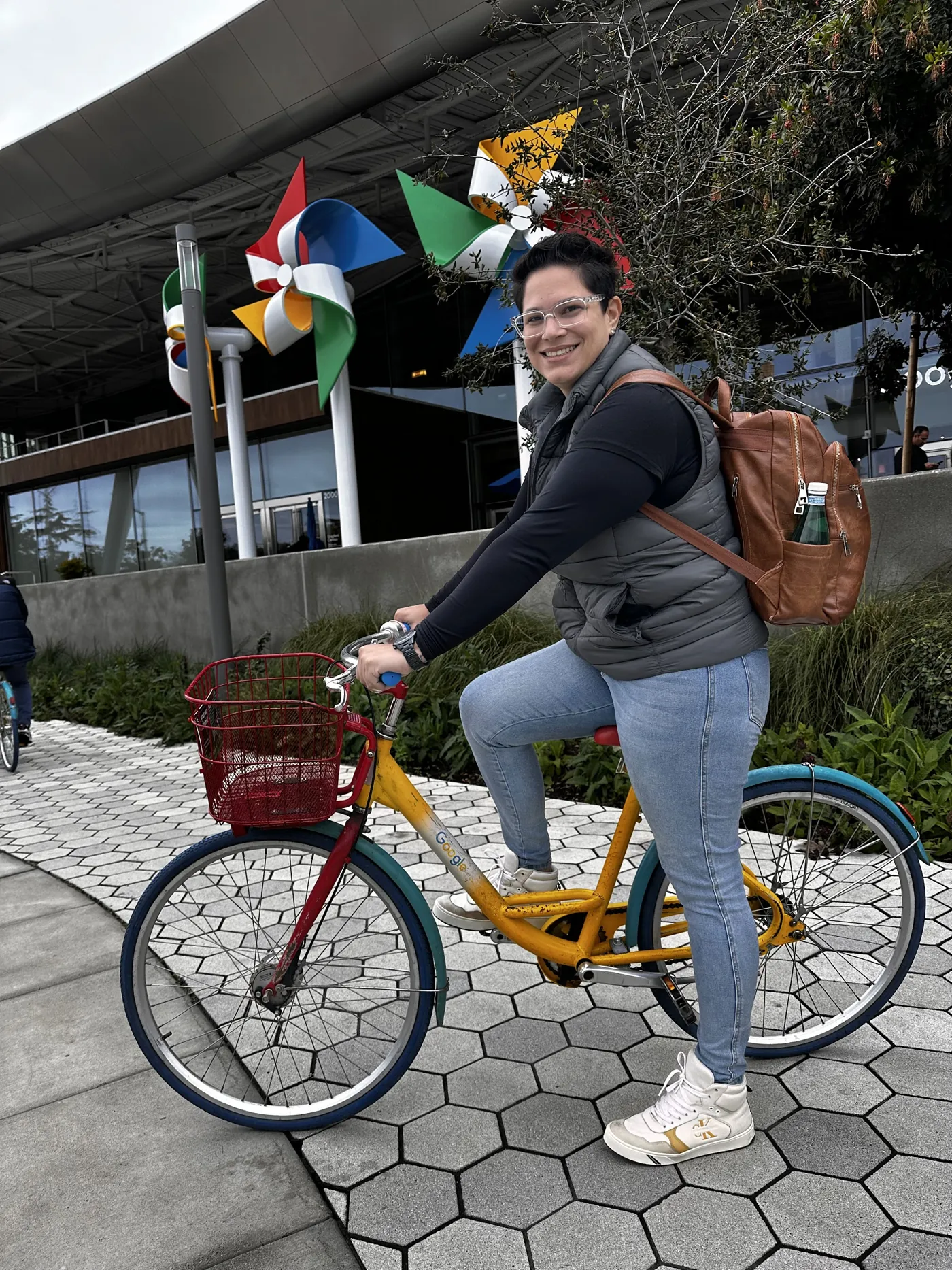 Rebeka Cunha pedalando uma bicicleta do Google no campus da empresa, em Mountain View